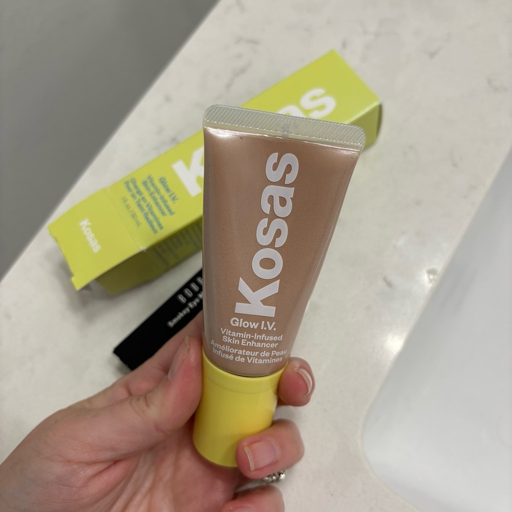 KOSAS
Glow I.V. Vitamin-Infused Skin
Illuminating Enhancer- Shade Spark